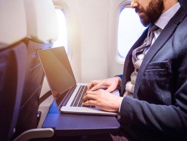 Забраната за лаптоп по време на полет е вредна за бизнеса