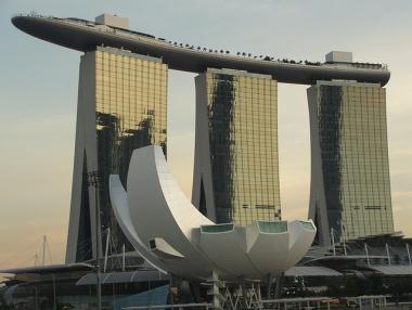 Надникнете в луксозния хотел Marina Bay Sands