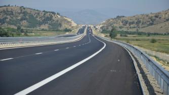 Желаещите да ремонтират магистралите „Люлин“ и „Струма” са четирима