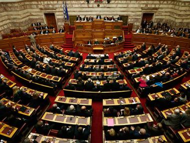 Членове на СИРИЗА искат орязване на заплатите на гръцките депутати