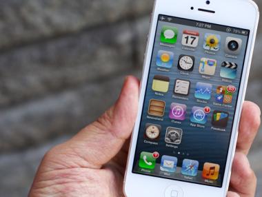 Apple спира ъпдейта на  iPhone 5