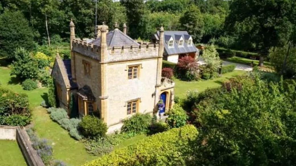 Продава се най-малкият британски замък