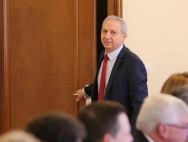 „Ако искаш половината народ да те намрази, стани политик“