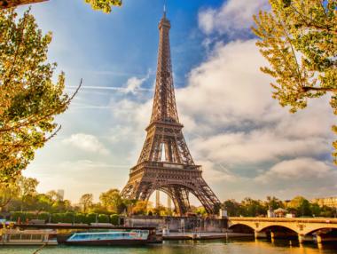 Париж отбелязва 128 години от създаването на Айфеловата кула