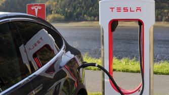 Китайци влизат в Tesla