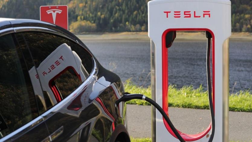 Китайци влизат в Tesla