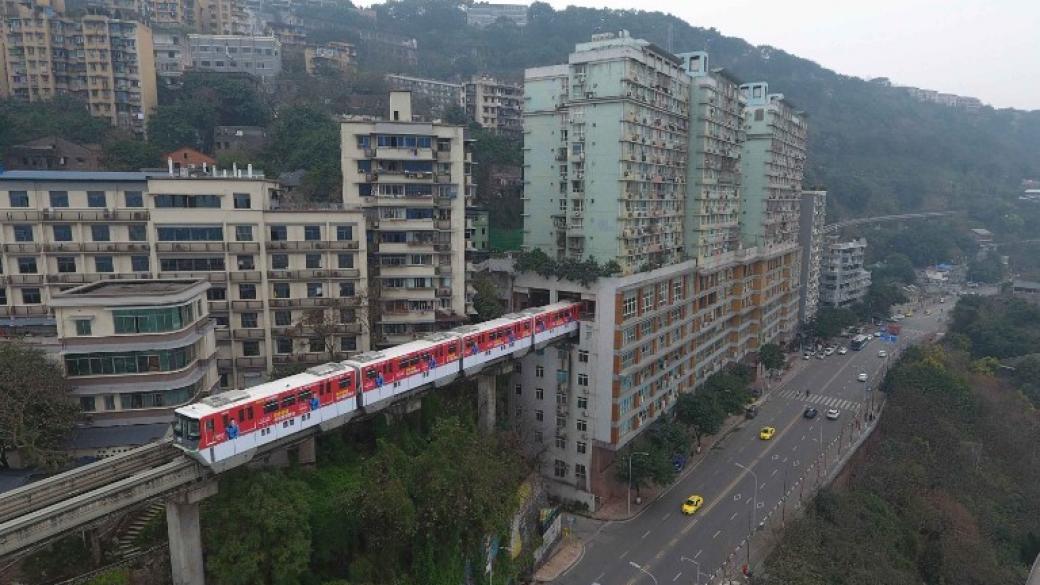 Китай прекарa жп линия през жилищна сграда