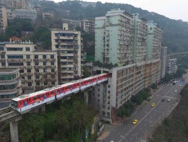 Китай прекарa жп линия през жилищна сграда