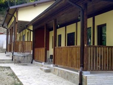 Финансирането за къщи за гости се свива наполовина