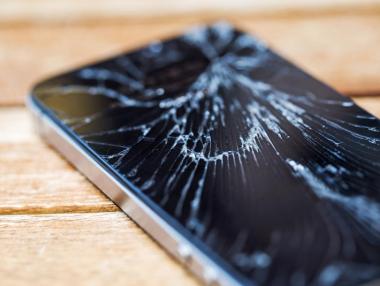 Нов материал позволява на смартфоните да се възстановяват от драскотини