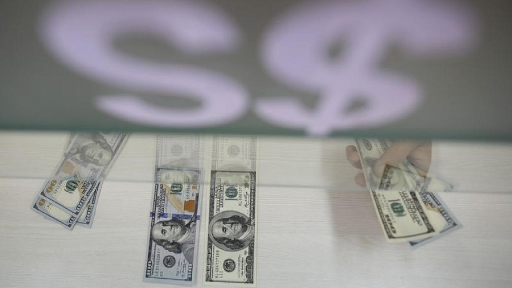 Доларът отслабва след икономическите данни за САЩ