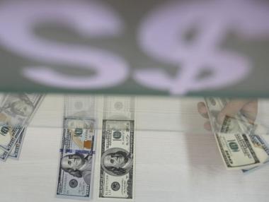 Доларът отслабва след икономическите данни за САЩ