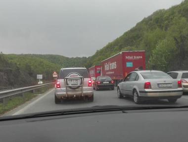 Силен трафик и дъжд за голямото прибиране (обновена)