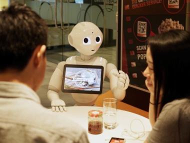 Пазаруваме и плащаме онлайн с помощта на робота Pepper
