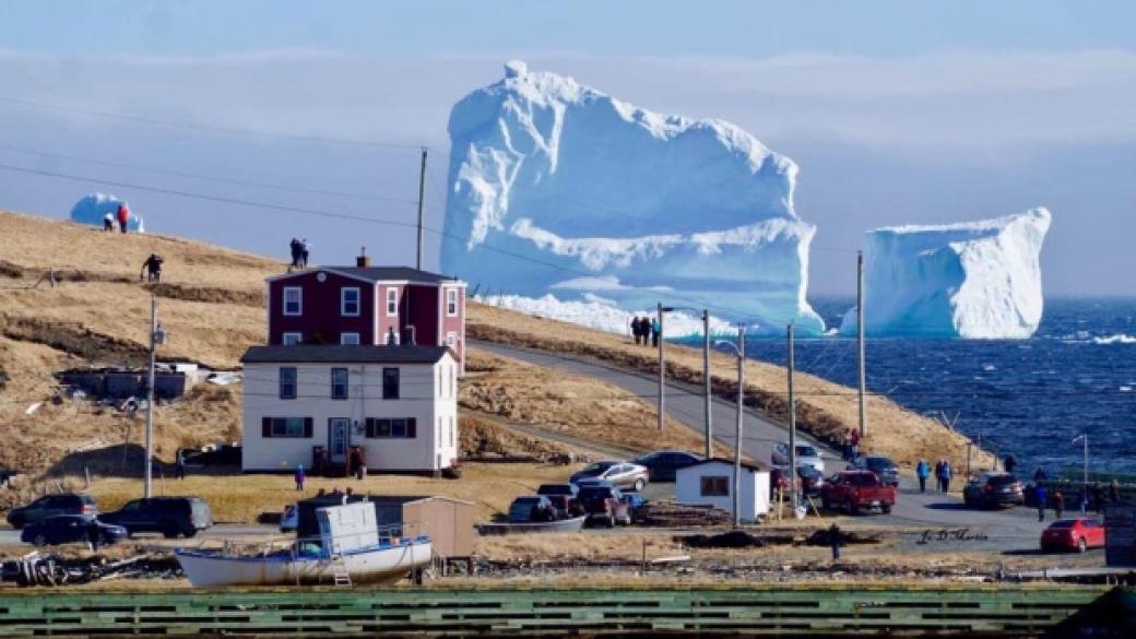 Айсберг привлече хиляди туристи в малък град в Канада