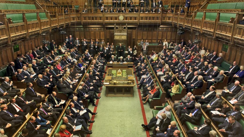 Британският парламент категорично подкрепи извънредните избори