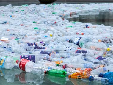 Безплатна вода и пари за лондончани, ако връщат пластмасовите отпадъци