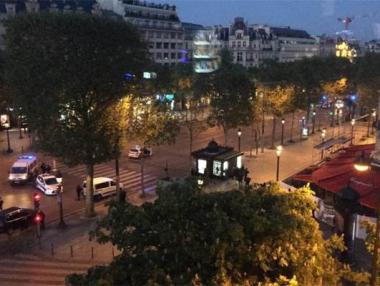 Стрелба в центъра на Париж, убит е полицай