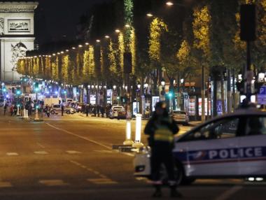 Френската полиция издирва втори заподозрян за атаката в Париж