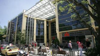 Кабинетът слага горна граница на таксите за вписване