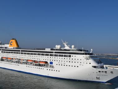 Първият за сезона круизен кораб акостира в Бургас