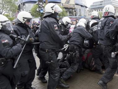Протестиращи срещу крайната десница в Германия предизвикаха безредици