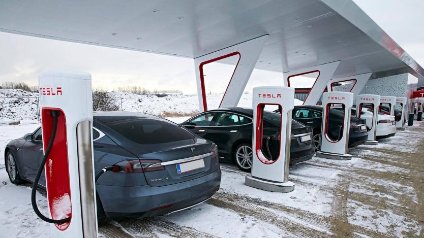 Tesla прави първа зарядна станция в България