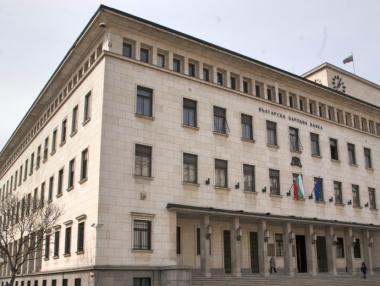 Фирмите и домакинствата спестяват все повече