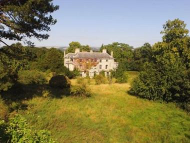 Инвестиционна компания купи британско село с 375 души