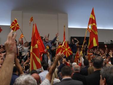 Протестиращи нахлуха в македонския парламент, нападнаха депутатите (обновена)