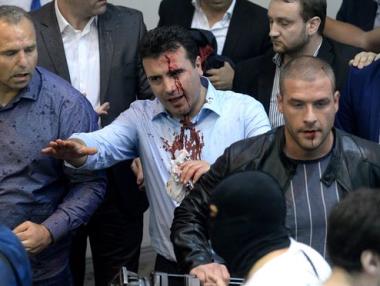 Близо 100 души са ранени след нападението над македонския парламент