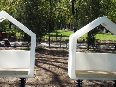 Поставиха соларни пейки в столичния район „Оборище“