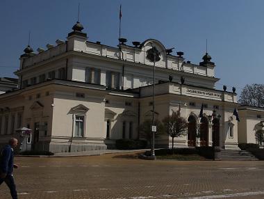 Депутатите отхвърлиха замразяването на заплатите си