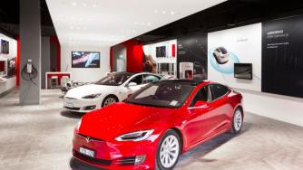 Tesla прави стотици търговски обекти по света за пускането на Model 3