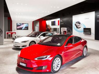 Tesla прави стотици търговски обекти по света за пускането на Model 3