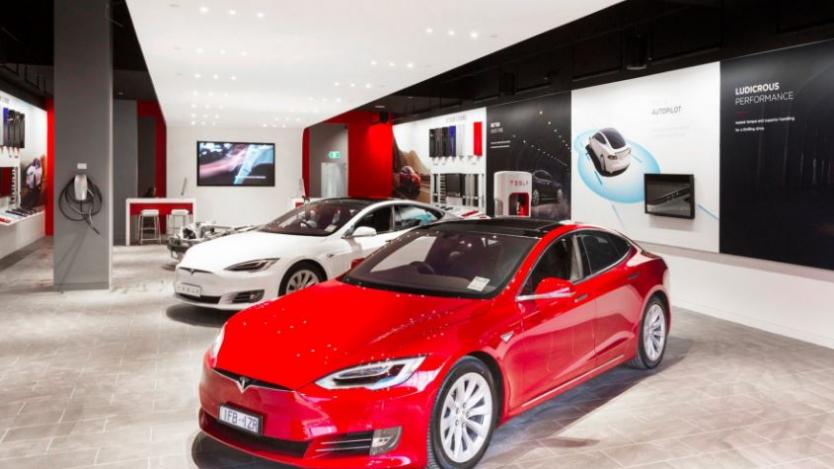Tesla прави стотици търговски обекти по света за пускането на Model 3