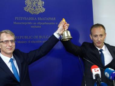 Вълчев обеща повече пари за учителите, които преподават в отдалечени и малки населени места