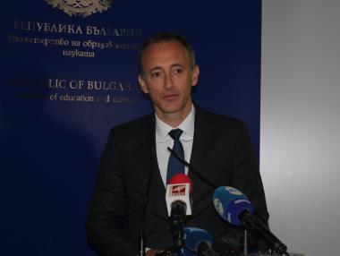 Учителските заплати ще бъдат вдигнати с 15% от септември