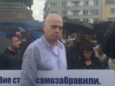 Слави прекратява засега протеста си пред парламента