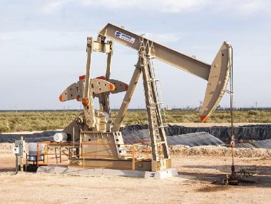 Петролът поскъпва заради по-малките запаси в САЩ