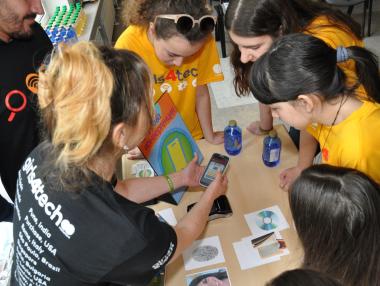 Mastercard насърчава момичета за кариера в технологиите