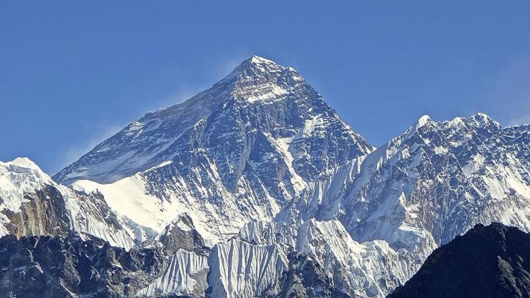 Непал иска да въведе възрастова граница за изкачването на Еверест