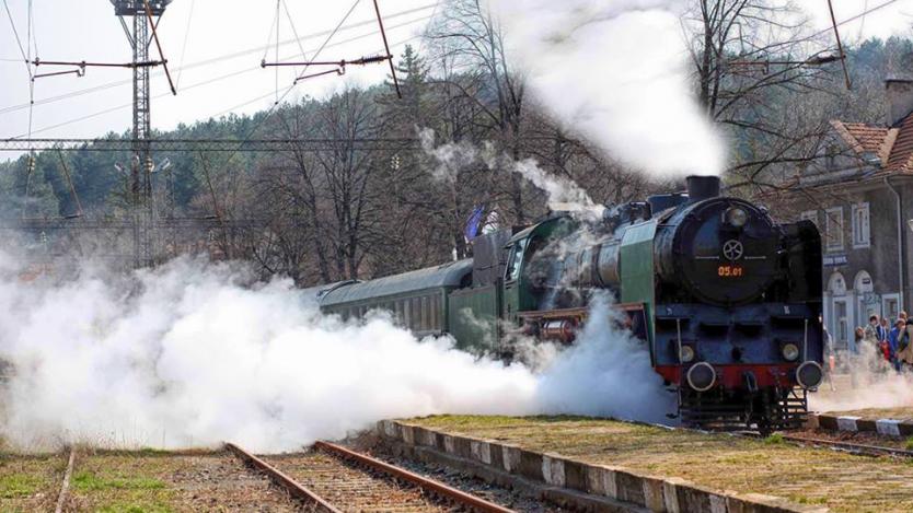 Парен локомотив вози от София до Пловдив и Хисаря и обратно