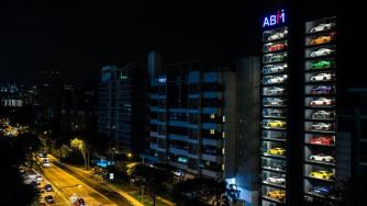 Гигантска вендинг машина за... коли