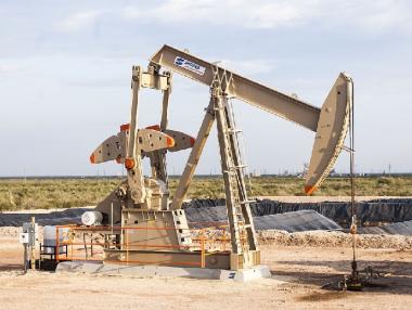Петролът поевтиня заради ръст в запасите