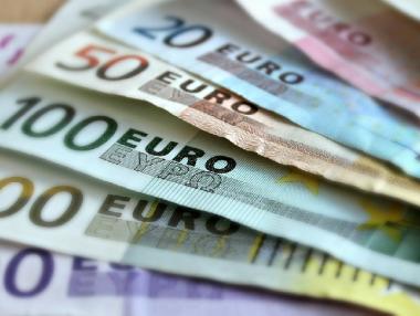 Еврото достигна 6-месечен връх след слаби данни за САЩ