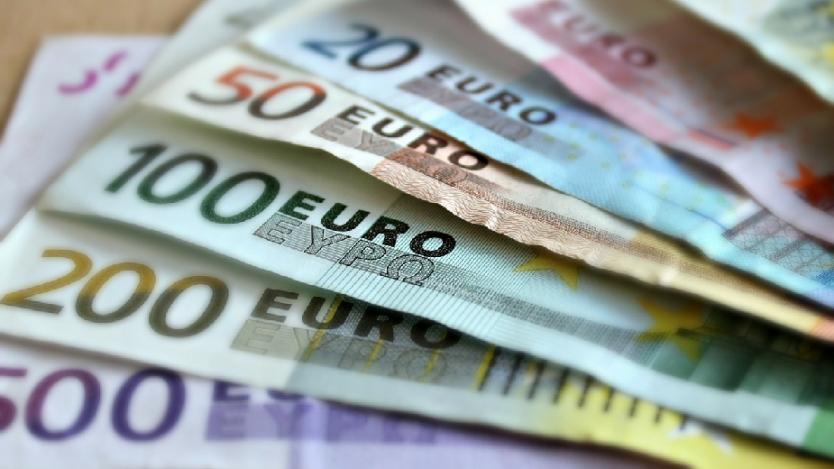 Еврото достигна 6-месечен връх след слаби данни за САЩ