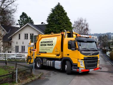 Volvo тества автономен камион за боклук в Швеция