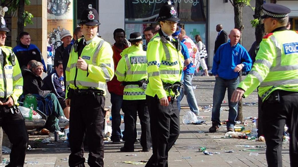 Властите в Манчестър извършиха контролиран взрив и арестуваха още двама души