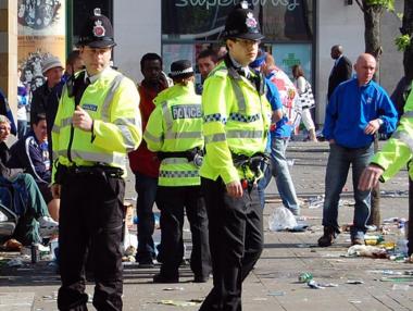 Властите в Манчестър извършиха контролиран взрив и арестуваха още двама души